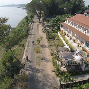 Day Waterfront Hotel